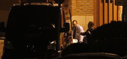 El cuerpo de Belén Langdon es trasladado por los empleados de la funeraria en el Doce de Octubre.