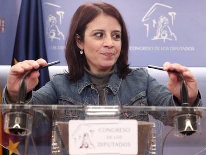 La portavoz del PSOE en el Congreso, Adriana Lastra, en rueda de prensa. En vídeo, declaraciones de los diputados de BNG, PRC y Teruel Existe.