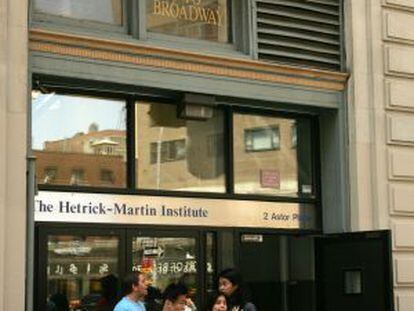 Estudiantes ante el instituto Harvey Milk, en Nueva York.