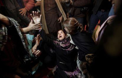 Una mujer llora la muerte de Salman Tasir durante el entierro en Lahore.