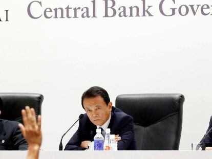 El ministro de Finanzas de Jap&oacute;n, Taro Aso, junto al gobernador del banco central de jap&oacute;n, Haruhiko Kuroda.