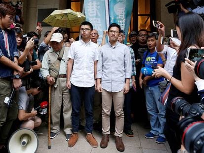 Los activistas prodemocr&aacute;ticos Joshua Wong y Nathan Law ante el Tribunal Supremo de Hong Kong este martes