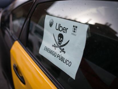 Un taxi de Barcelona con un cartel contra Uber.