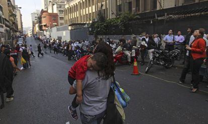 Empleados p&uacute;blicos esperan a que se recupere el suministro el&eacute;ctrico en un edificio de oficinas en Caracas. 