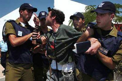 Un colono se enfrenta a los soldados israelíes durante la evacuación del asentamiento de Morag.