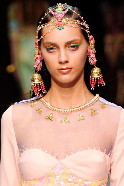 Manish Arora podría haber mirado a las combinaciones de sombras metalizadas tan habituales esta temporada para el maquillaje de su colección para la próxima primavera.