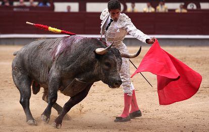 El diestro Rafael Cerro, en su primr toro de la tarde. Compartió cartel con los diestros Eduardo Gallo y Sebastián Ritter, con toros de la ganadería Partido de Resina.