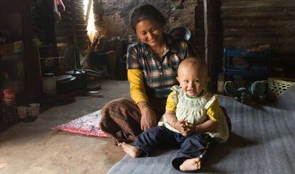 Dolma Tamang, de 31 años, estaba embarazada cuando su casa se derrumbó en Thamrang (Sindupalchok). Salvó a su marido y dio a luz a Nishan 10 días después.