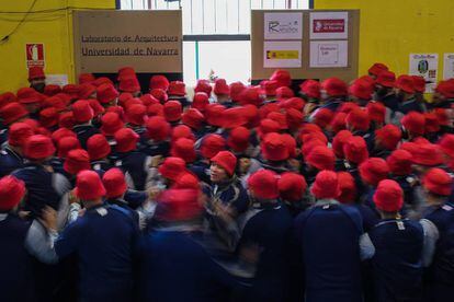 Los militares llevan puesto un gorro rojo para que el 'software' que interpreta sus movimientos los detecte bien.