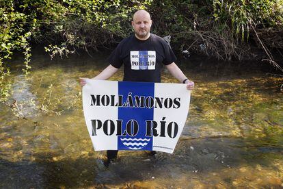 ROBERTO IRIMIA. El portavoz y uno de los fundadores de la plataforma que ha frenado una tala masiva de árboles en Sarria, Lugo, en el río Sarria.
