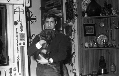El escritor Antonio Gala posa en su domicilio con uno de sus perros en julio de 1963. 