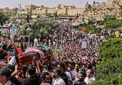 Asistentes al funeral de Shireen Abu Aklel trasladan su ataúd desde la iglesia al cementerio. 