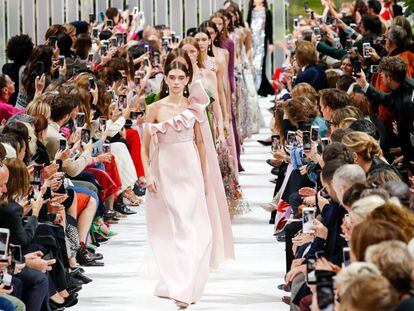 Las modelos desfilan vestidas de Valentino este lunes en la Semana de la moda de Par&iacute;s.