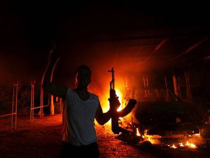 Uno de los atacantes durante el atentado contra el consulado estadounidense en Bengasi en 2012.