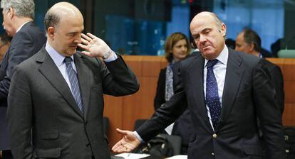 El comisario europeo de Asuntos Económicos, Pierre Moscovici,conversa con el ministro español en funciones de Economía, Luis de Guindos.