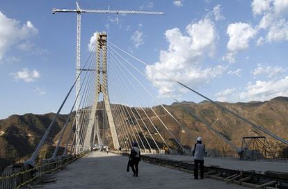 La estructura, que une a los estados de Durango y Sinaloa (al noroeste de México), pasa sobre el río Baluarte y mide más de un kilómetro de largo.