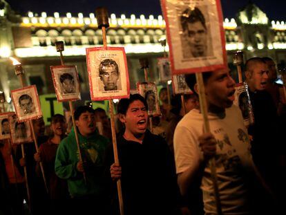Estudiantes de la Escuela Normal Rural de Ayotzinapa exigen justicia por sus estudiantes desaparecidos, en Ciudad de México, el 3 de marzo de 2024.
