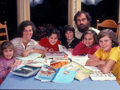 La famlia Phoenix, que durante un tiempo formó parte de la secta Niños de Dios, en su casa familiar en Los Ángeles, California, en 1983. De izquierda a derecha, Summer Phoenix, Arlyn Phoenix, Rain Phoenix, Joaquin Phoenix, John Lee Phoenix, Liberty Phoenix y el fallecido River Phoenix.