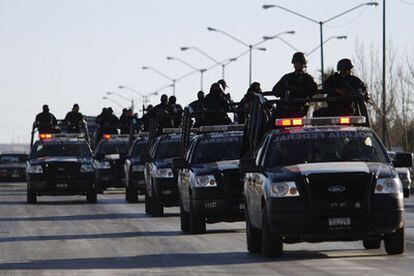 Un convoy de vehículos de la policía federal mexicana, de patrulla por la ciudad fronteriza de Ciudad Juárez, el pasado viernes.