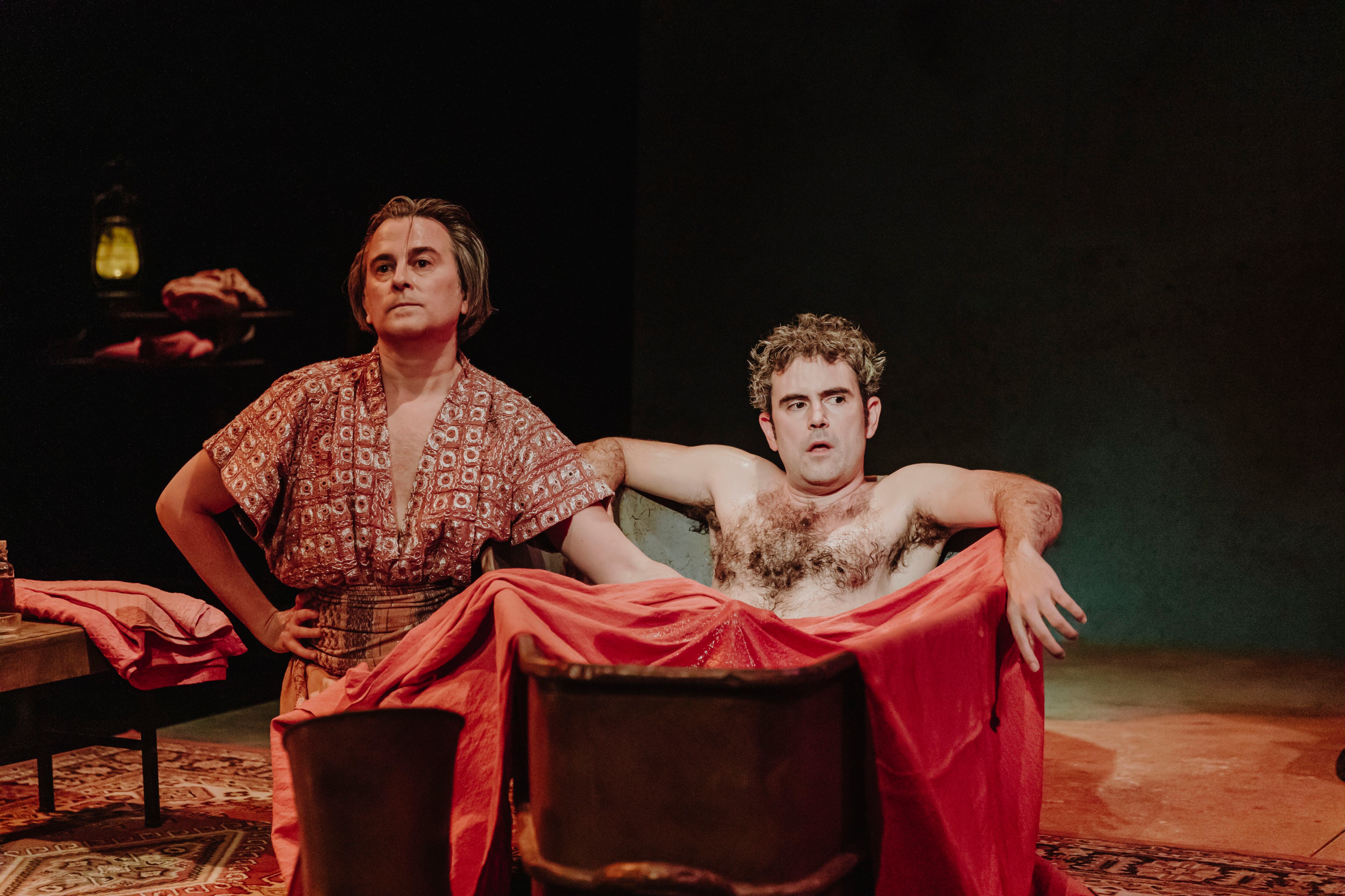 Sexo “de soldado” para Napoleón: una obra teatral en Barcelona le imagina una insólita escena manual en la bañera con su mameluco
