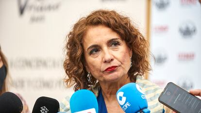 La ministra de Hacienda, María Jesús Montero, habla con los medios antes de inaugurar el curso de verano de la UIMP, este miércoles, en Santander.