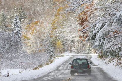 Un vehículo circula en una carretera en Vermont.