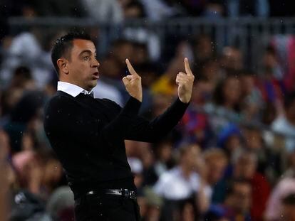 Xavi Hernández da instrucciones a sus jugadores durante el partido entre el Barcelona y el Betis.