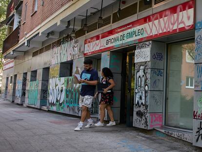 Dos personas salen de una oficina de servicio público de empleo, en Madrid, este martes.