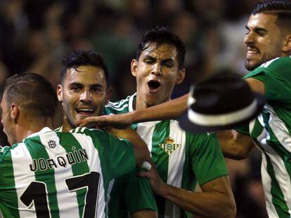 FOTO: José Manuel VidalJoaquín, Bruno, Mandi y Dani Ceballos celebren el gol del canario. / VÍDEO: Declaraciones de los entrenadores.