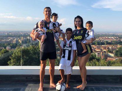 Cristiano Ronaldo y Georgina Rodríguez posan con sus cuatro hijos, vestidos todos con la equipación oficial de la Juventus de Turín.