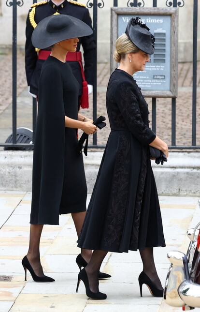 Meghan Markle, esposa del Príncipe Harry, llega a la Abadía de Westminster con Sophie, Condesa de Wessex, esposa del Príncipe Eduardo, el cuarto y último hijo de la Reina.