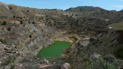 Vista del lago de aguas ácidas de la Corta Minera Los Blancos II.