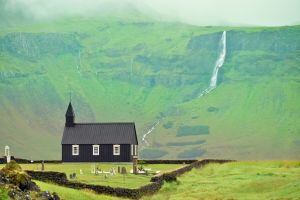 Iglesia de madera en la península de Snaefellsnes, en Islandia.