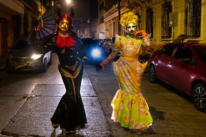 Las 'drag queens' Gloria Deus y PeppePig, tras el concurso Miss Shaiwa, que se realiza en Ciudad de Guatemala.
