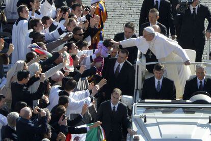 El Pontífice lanza un mensaje a los jefes de Estado y de Gobierno reunidos en el Vaticano, en una ceremonia llena de gestos.