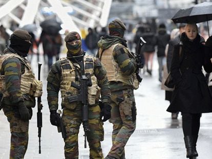 Un grupo de soldados patrulla en una calle peatonal de Bruselas.