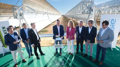 Pedro Sánchez, presidente del Gobierno, inaugurando la planta termosolar más grande de Europa en Sevilla.