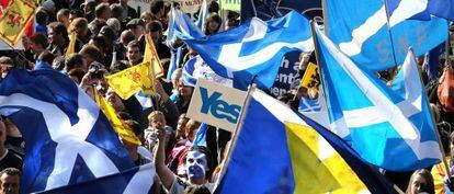 Partidarios de la independencia de Escocia se manifiestan en Edimburgo.