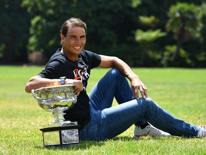 Nadal, con el trofeo este lunes.