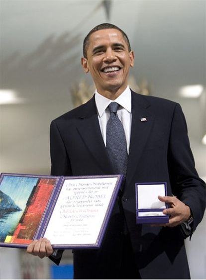 Barack Obama posa para los fotógrafos con la medalla y el diploma que le ha entregado el comité del Premio.
