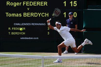 Roger Federer devuelve la bola a su contrincante, el checo Tomas Berdych.