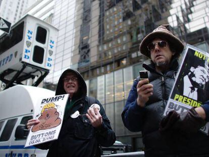 Dos manifestantes frente a la Trump Tower