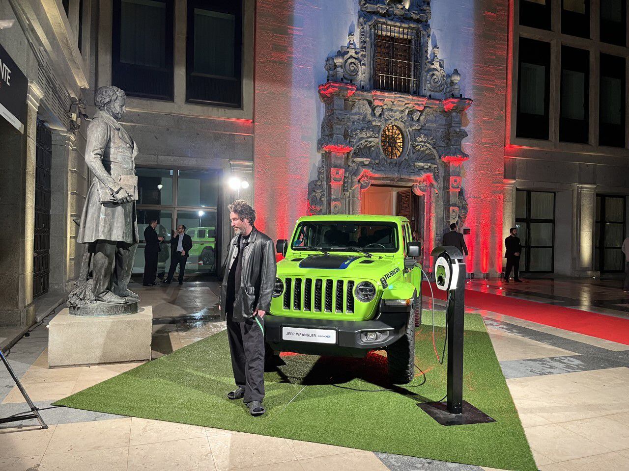 El Jeep Wrangler a la entrada del hotel Edition, donde se entregaron los premios. Ante el Jeep, Guillermo Santomá, que recibió el premio Innovación Jeep.