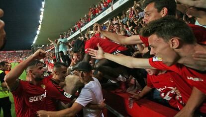 Jugadors i afició celebren la permanència del Nàstic.