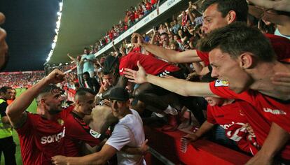 Jugadors i afici&oacute; celebren la perman&egrave;ncia del N&agrave;stic.