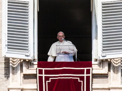 El Papa Francisco, durante el rezo del Ángelus de este domingo, en el Vaticano.