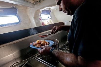 Antonio Joao Temudo preparada la comida en la cocina del barco.