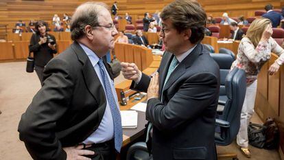 Juan Vicente Herrera conversa con Alfonso Mañueco, en 2017.