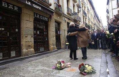 La viuda y la hermana de Gregorio Ordóñez dejan flores en San Sebastián el pasado 25 de enero en la placa en memoria del concejal del PP asesinado por ETA hace 25 años.