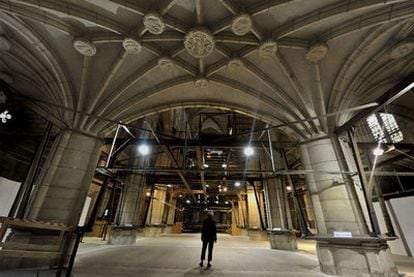 Los restauradores de la catedral de Vitoria permiten, por 100.000 euros, patrocinar los pilares.